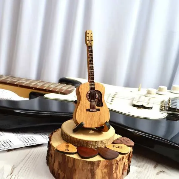Drveni držač gitarskih trzalica | GUITWOOD